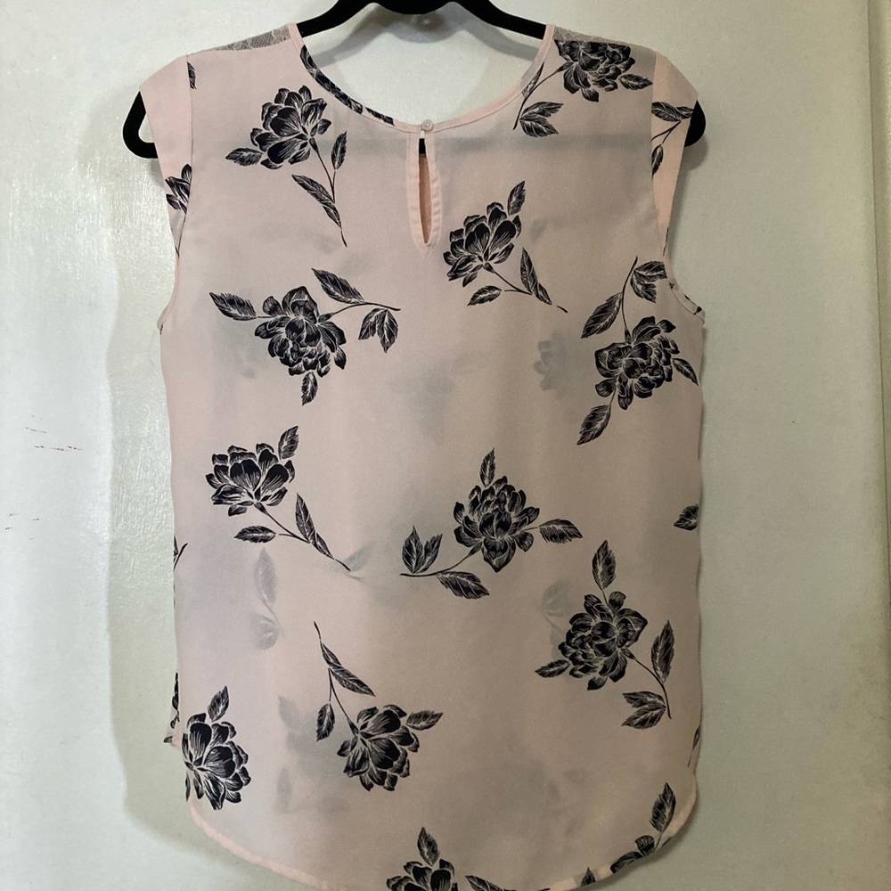 Beautiful floral blouse, women’s size medium. - Picture 4 of 12